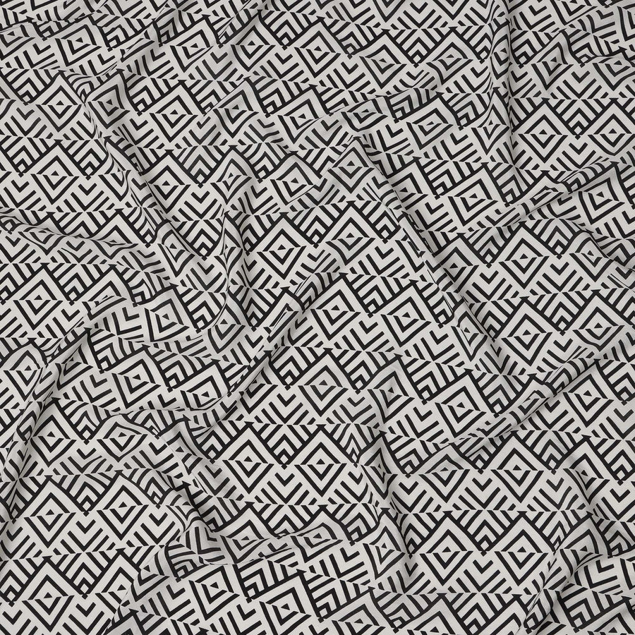 قماش كريب حريري خالص بطبعة خطوط ماسية قبلية باللونين الأبيض والأسود، عرض 110 سم، صنع في الهند - D23170