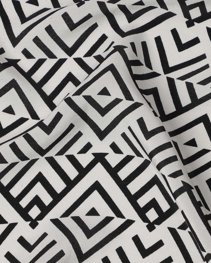 قماش كريب حريري خالص بطبعة خطوط ماسية قبلية باللونين الأبيض والأسود، عرض 110 سم، صنع في الهند - D23170
