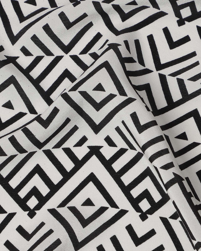 قماش كريب حريري خالص بطبعة خطوط ماسية قبلية باللونين الأبيض والأسود، عرض 110 سم، صنع في الهند - D23170