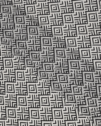 قماش كريب حريري خالص بطبعة خطوط ماسية قبلية باللونين الأبيض والأسود، عرض 110 سم، صنع في الهند - D23170