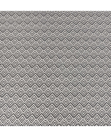 قماش كريب حريري خالص بطبعة خطوط ماسية قبلية باللونين الأبيض والأسود، عرض 110 سم، صنع في الهند - D23170