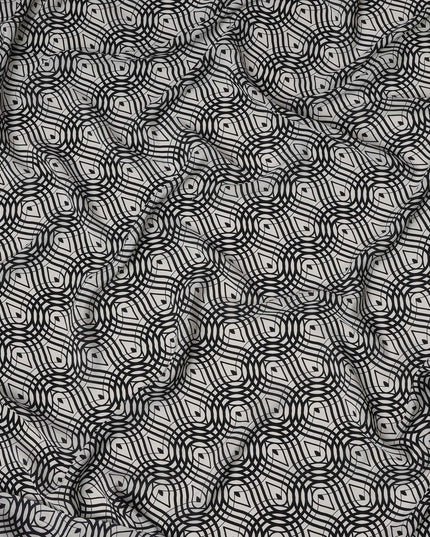 قماش كريب حريري نقي بطبعة متاهة بصرية باللونين الأبيض والأسود، عرض 110 سم، صنع في الهند - D23174