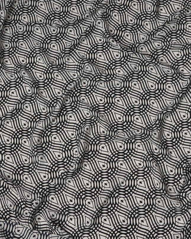 قماش كريب حريري نقي بطبعة متاهة بصرية باللونين الأبيض والأسود، عرض 110 سم، صنع في الهند - D23174