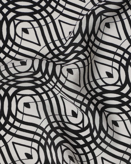 قماش كريب حريري نقي بطبعة متاهة بصرية باللونين الأبيض والأسود، عرض 110 سم، صنع في الهند - D23174