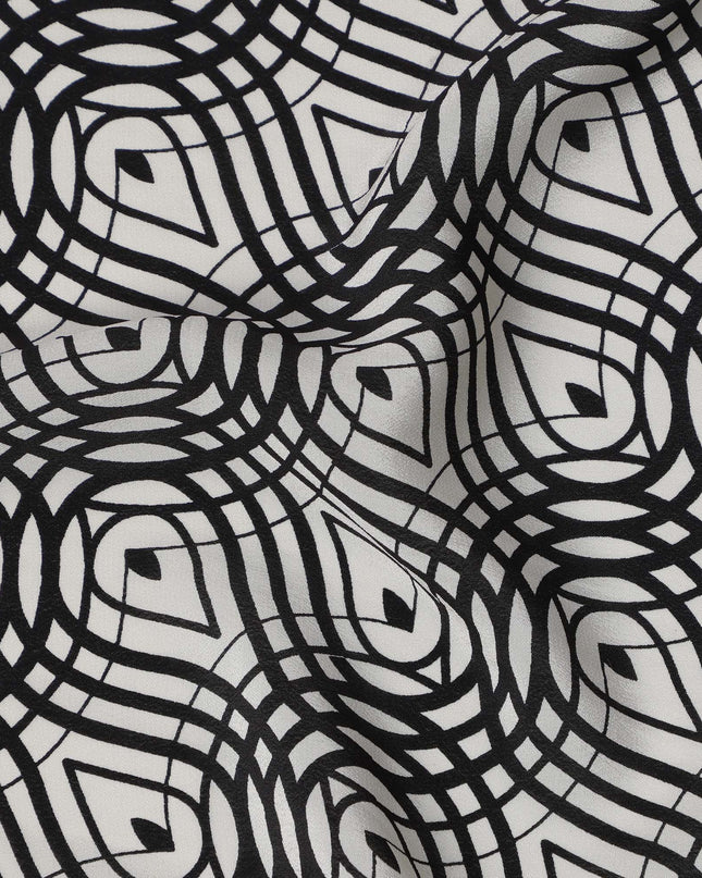 قماش كريب حريري نقي بطبعة متاهة بصرية باللونين الأبيض والأسود، عرض 110 سم، صنع في الهند - D23174
