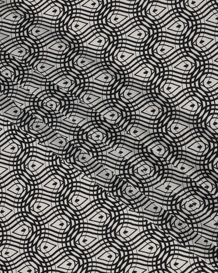 قماش كريب حريري نقي بطبعة متاهة بصرية باللونين الأبيض والأسود، عرض 110 سم، صنع في الهند - D23174