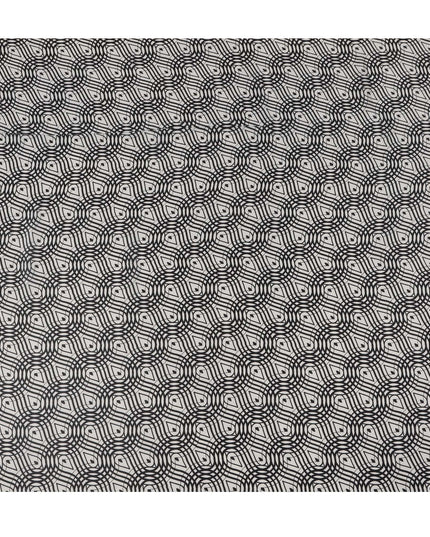 قماش كريب حريري نقي بطبعة متاهة بصرية باللونين الأبيض والأسود، عرض 110 سم، صنع في الهند - D23174