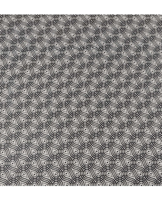 قماش كريب حريري نقي بطبعة متاهة بصرية باللونين الأبيض والأسود، عرض 110 سم، صنع في الهند - D23174