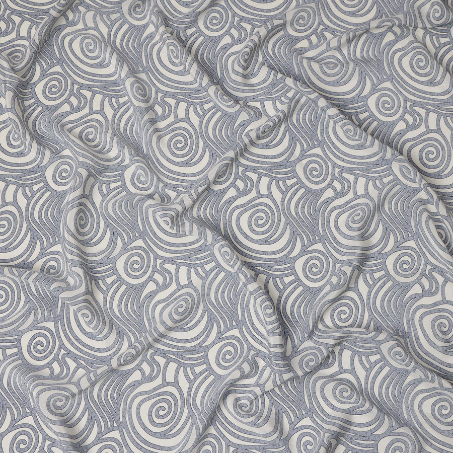 قماش كريب حريري خالص بطبعة متاهة حلزونية باللونين الأبيض والرمادي، عرض 110 سم، صنع في الهند - D23176