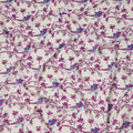 قماش كريب حريري خالص بقاعدة عاجية مع طباعة زهور بنفسجية وزرقاء، عرض 110 سم، صنع في الهند - D23180