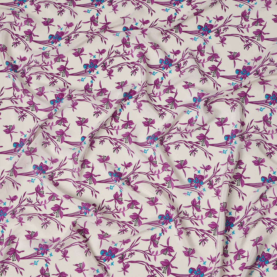 قماش كريب حريري خالص بقاعدة عاجية مع طباعة زهور بنفسجية وزرقاء، عرض 110 سم، صنع في الهند - D23180
