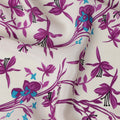 قماش كريب حريري خالص بقاعدة عاجية مع طباعة زهور بنفسجية وزرقاء، عرض 110 سم، صنع في الهند - D23180