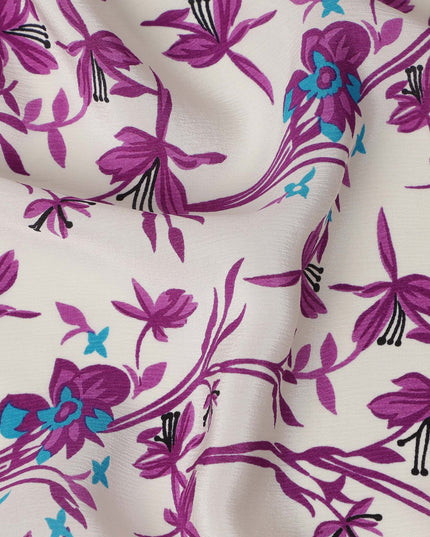 قماش كريب حريري خالص بقاعدة عاجية مع طباعة زهور بنفسجية وزرقاء، عرض 110 سم، صنع في الهند - D23180