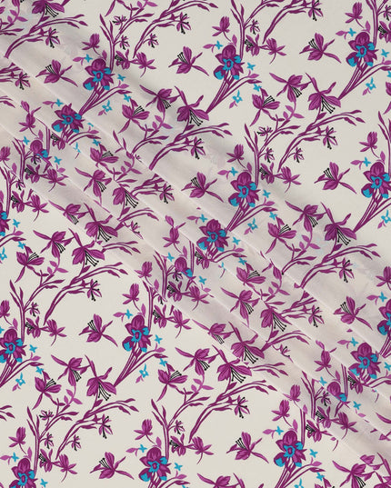 قماش كريب حريري خالص بقاعدة عاجية مع طباعة زهور بنفسجية وزرقاء، عرض 110 سم، صنع في الهند - D23180