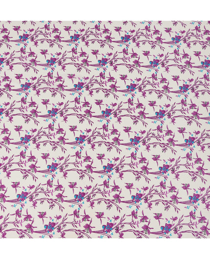 قماش كريب حريري خالص بقاعدة عاجية مع طباعة زهور بنفسجية وزرقاء، عرض 110 سم، صنع في الهند - D23180