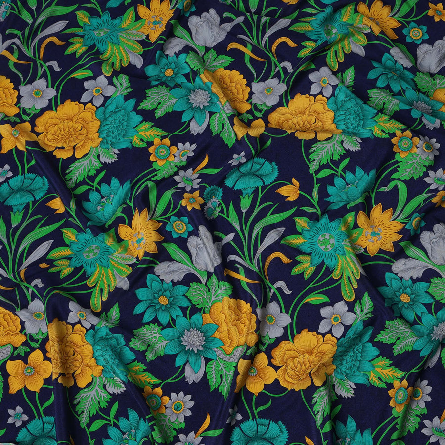 قماش كريب حريري خالص بقاعدة زرقاء داكنة مع طباعة زهرية جريئة باللون الأصفر والأزرق المخضر والرمادي، عرض 110 سم، صنع في الهند - D23185