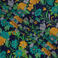 قماش كريب حريري خالص بقاعدة زرقاء داكنة مع طباعة زهرية جريئة باللون الأصفر والأزرق المخضر والرمادي، عرض 110 سم، صنع في الهند - D23185