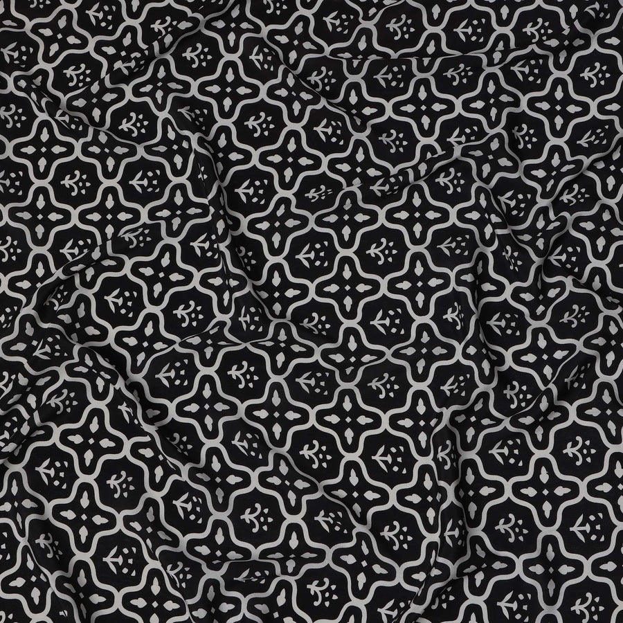 قماش كريب حريري خالص بقاعدة سوداء مع طبعة زهور هندسية بيضاء، عرض 110 سم، صنع في الهند - D23189