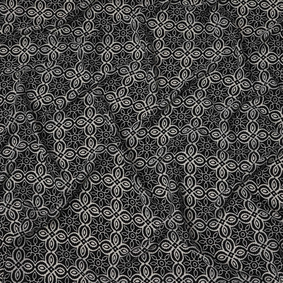 قماش كريب حرير خالص بقاعدة سوداء مع طباعة ماندالا عرقية باللونين البيج والأبيض، عرض 110 سم، صنع في الهند - D23190