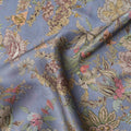 قماش فيسكوز مودال ساتان بطبعة زهور عتيقة بلون أزرق باهت، عرض 110 سم، صنع في الهند - D23289