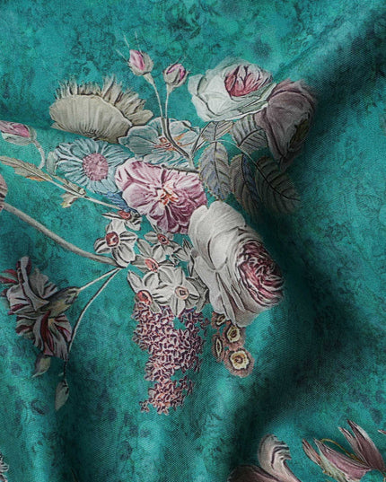 قماش فيسكوز مودال ساتان بطبعة باقة ورود عتيقة باللون الأخضر الفيروزي، عرض 110 سم، صنع في الهند - D23297