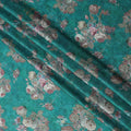 قماش فيسكوز مودال ساتان بطبعة باقة ورود عتيقة باللون الأخضر الفيروزي، عرض 110 سم، صنع في الهند - D23297
