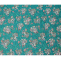 قماش فيسكوز مودال ساتان بطبعة باقة ورود عتيقة باللون الأخضر الفيروزي، عرض 110 سم، صنع في الهند - D23297