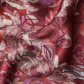 قماش ساتان فيسكوز مودال بطبعة نباتية تجريدية باللون الأحمر القرمزي، عرض 110 سم، صنع في الهند - D23301