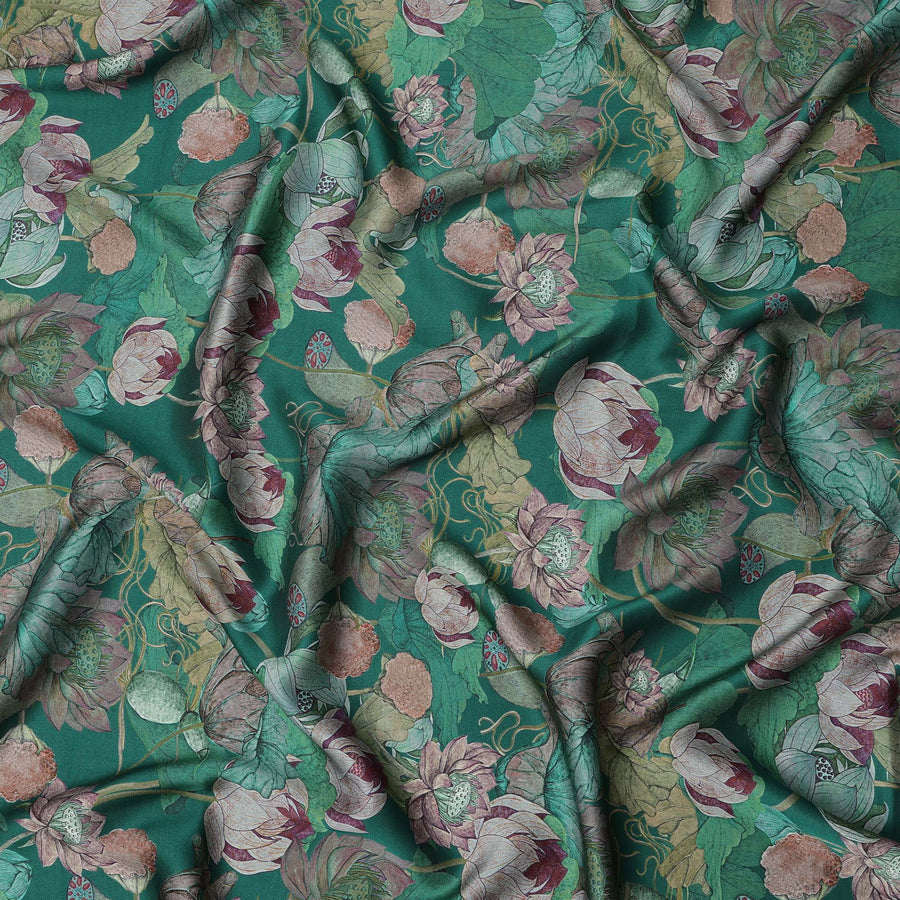 قماش فيسكوز مودال ساتان بطبعة زهور اللوتس باللون الأخضر الزجاجي، عرض 110 سم، صنع في الهند - D23310