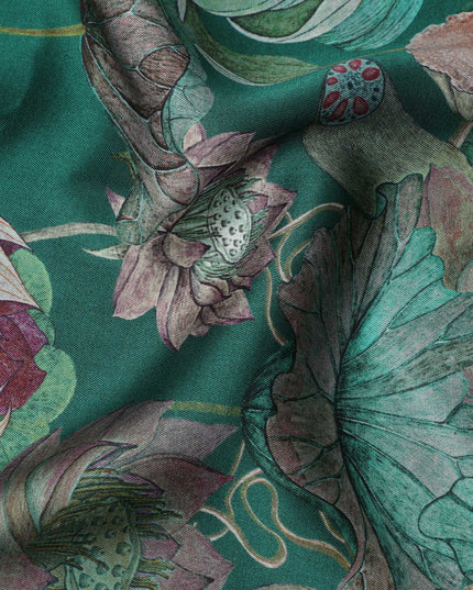قماش فيسكوز مودال ساتان بطبعة زهور اللوتس باللون الأخضر الزجاجي، عرض 110 سم، صنع في الهند - D23310