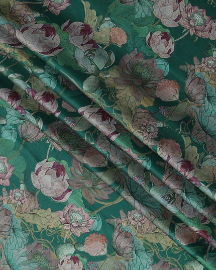 قماش فيسكوز مودال ساتان بطبعة زهور اللوتس باللون الأخضر الزجاجي، عرض 110 سم، صنع في الهند - D23310