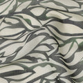 قماش فوال قطني بقاعدة عاجية، مطبوع عليه أوراق زيتونية وسوداء تجريدية، عرض 140 سم، صنع في سلوفاكيا - D23658