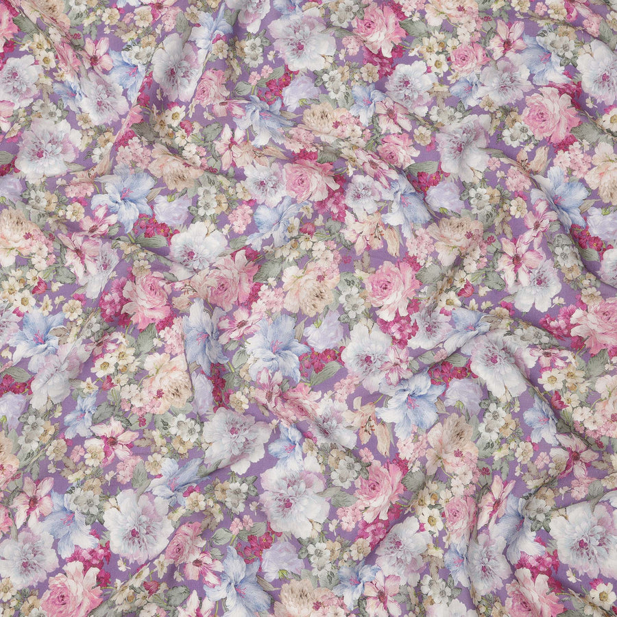 قماش كريب فيسكوز مطبوع عليه زهور الحدائق متعدد الألوان باللون الخزامي، عرض 110 سم، صنع في الهند - D23910