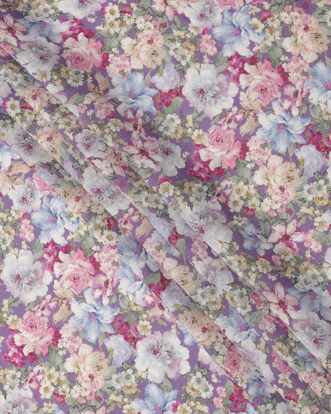 قماش كريب فيسكوز مطبوع عليه زهور الحدائق متعدد الألوان باللون الخزامي، عرض 110 سم، صنع في الهند - D23910