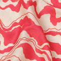 قماش قطني مطبوع بخطوط مموجة باللون الأحمر المرجاني والكريمي، عرض 110 سم، صنع في الهند - D23926