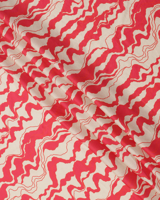 قماش قطني مطبوع بخطوط مموجة باللون الأحمر المرجاني والكريمي، عرض 110 سم، صنع في الهند - D23926