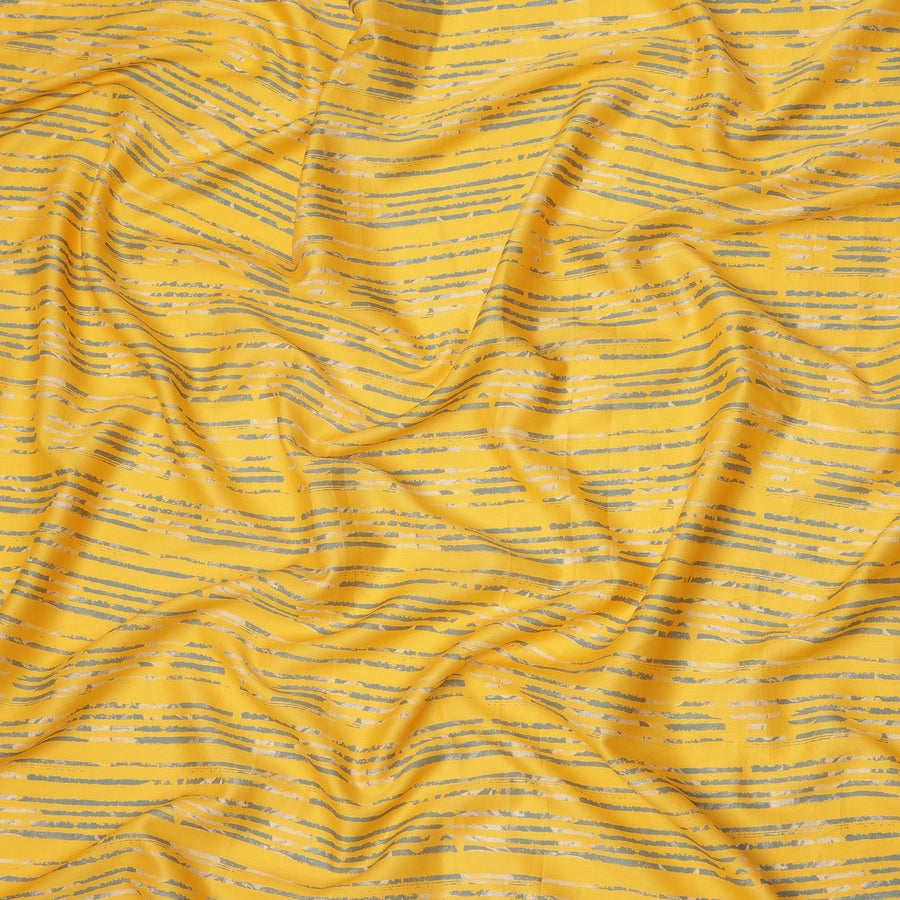 قماش قطني مطبوع بخطوط مرسومة يدويًا باللونين الأصفر والرمادي الفاتح، عرض 110 سم، صنع في الهند - D23931