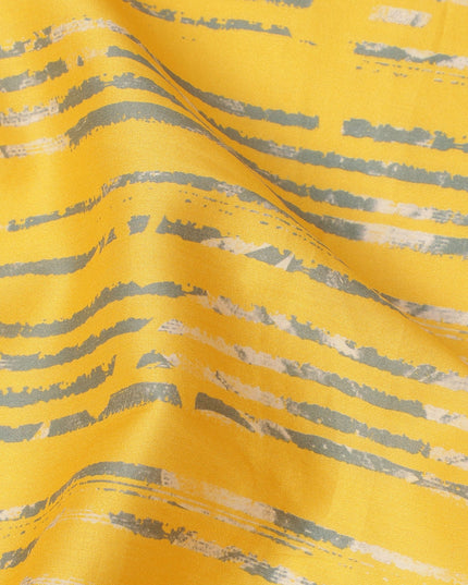 قماش قطني مطبوع بخطوط مرسومة يدويًا باللونين الأصفر والرمادي الفاتح، عرض 110 سم، صنع في الهند - D23931