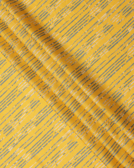قماش قطني مطبوع بخطوط مرسومة يدويًا باللونين الأصفر والرمادي الفاتح، عرض 110 سم، صنع في الهند - D23931
