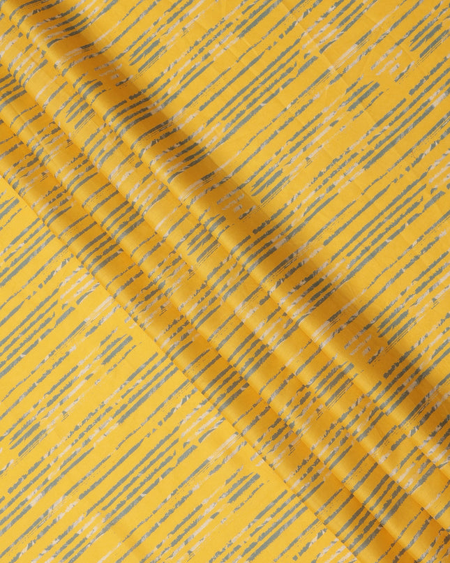 قماش قطني مطبوع بخطوط مرسومة يدويًا باللونين الأصفر والرمادي الفاتح، عرض 110 سم، صنع في الهند - D23931