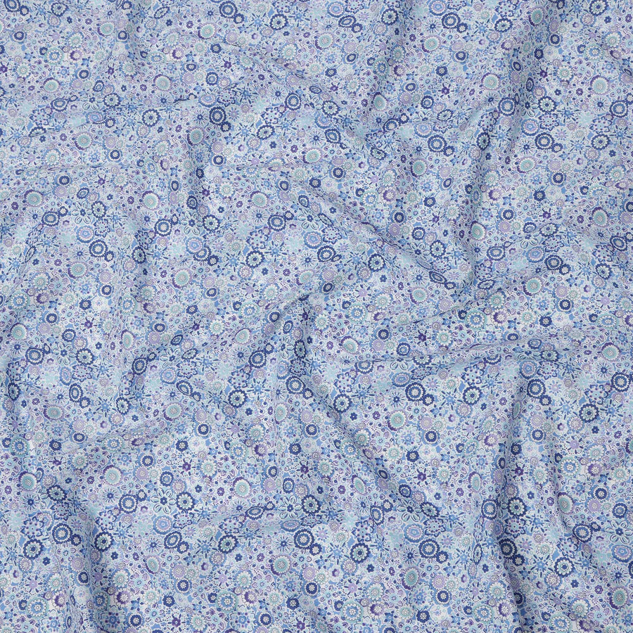قماش قطني أزرق لافندر مع طبعة زهور متعددة الألوان، عرض 110 سم، صنع في اليابان - D24171