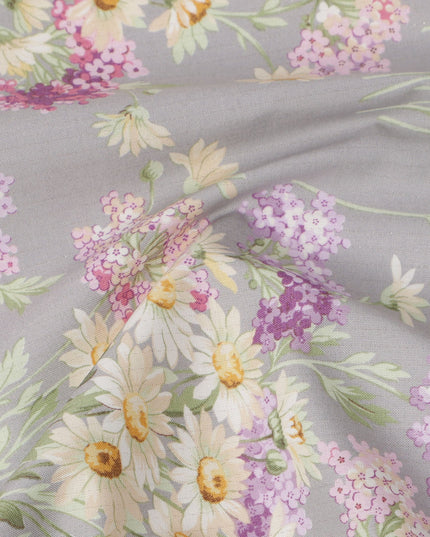 قماش قطني رمادي لافندر مع طبعة زهور الأقحوان الوردية والأصفر، عرض 110 سم، صنع في اليابان - D24186