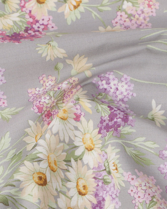 قماش قطني رمادي لافندر مع طبعة زهور الأقحوان الوردية والأصفر، عرض 110 سم، صنع في اليابان - D24186