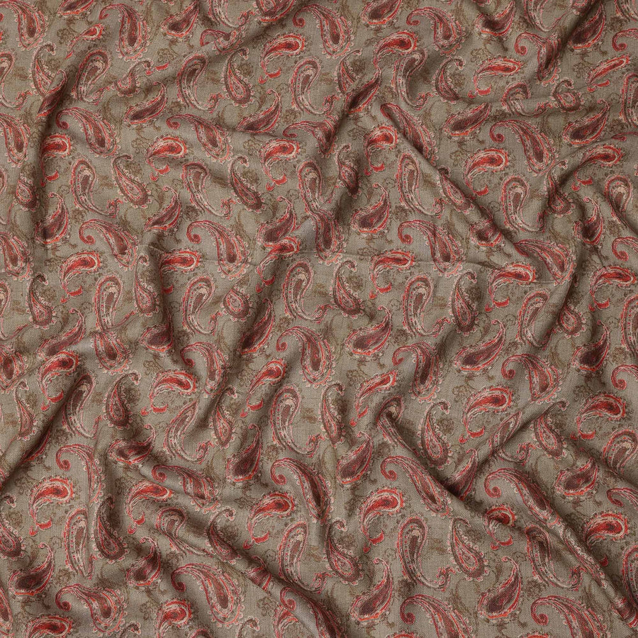 قماش بني من مزيج الكتان والفيسكوز مع تصميم مطبوع بنقشة بيزلي حمراء، عرض 110 سم، صنع في الهند - D25100