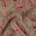 قماش بني من مزيج الكتان والفيسكوز مع تصميم مطبوع بنقشة بيزلي حمراء، عرض 110 سم، صنع في الهند - D25100