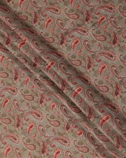 قماش بني من مزيج الكتان والفيسكوز مع تصميم مطبوع بنقشة بيزلي حمراء، عرض 110 سم، صنع في الهند - D25100