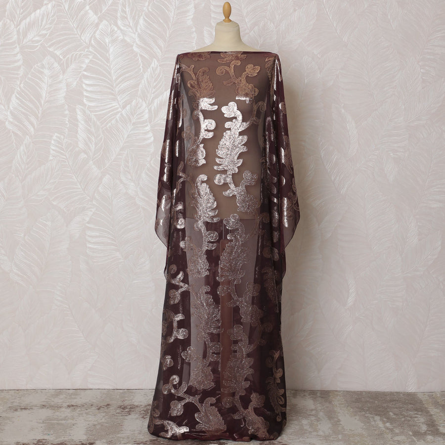 قماش شيفون أنيق باللون العنابي والفضي منقوش عليه زهور حرير فرنسي خالص (فرانساوي ديراك) - عرض 140 سم × 3.5 متر -D19819