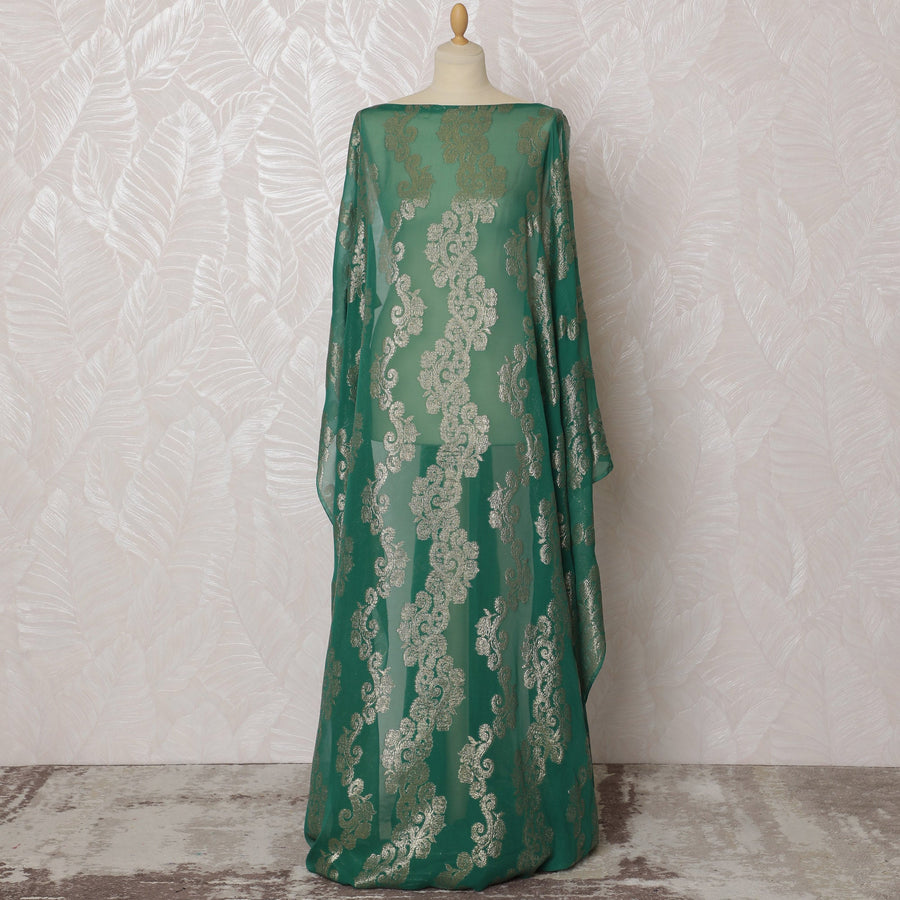 قماش شيفون من الحرير الفرنسي الخالص (فرنساوي ديراك) بنمط الأزهار باللون الأخضر الزمردي والفضي - عرض 140 سم × 3.5 متر -D19859