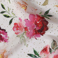 قماش كريب فيسكوز هندي أبيض مع ورق معدني، مطبوع عليه زهور باللونين الوردي والأحمر، عرض 110 سم - D20925