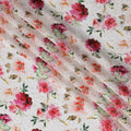 قماش كريب فيسكوز هندي أبيض مع ورق معدني، مطبوع عليه زهور باللونين الوردي والأحمر، عرض 110 سم - D20925